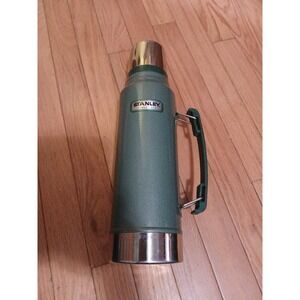 Vintage Stanley Classic 1 Liter 1.1 Quart Tall Green Vacuum Thermos Cup Handle
